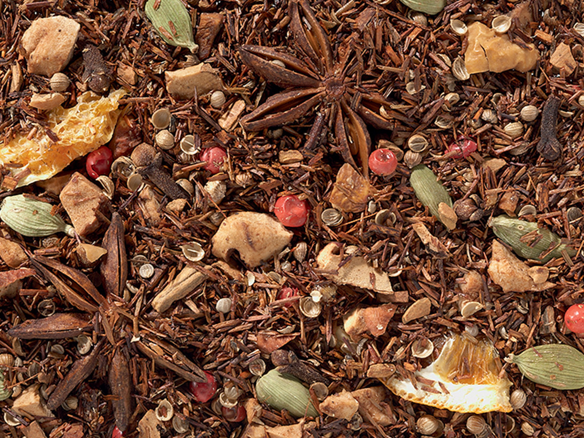 Tè rosso rooibos caldo speziato